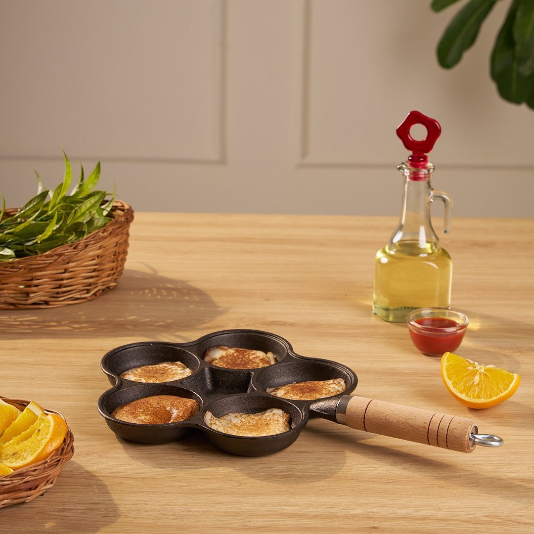 Cast Iron Nonstick Multi-Section Breakfast Frying Pan with Wooden Handle (22cm)
